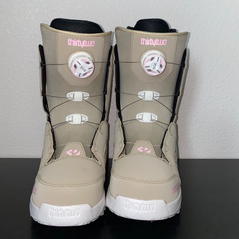 Snowboard boots
